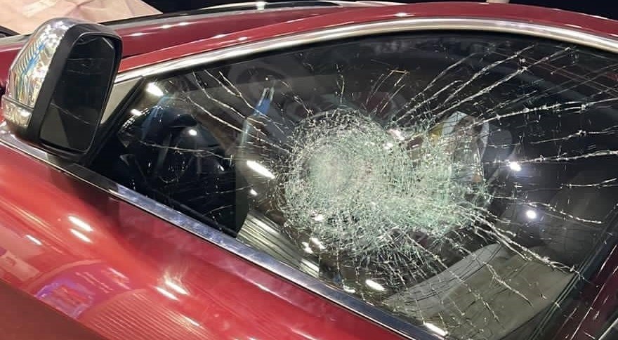 مستوطنون صهاينة يهاجمون مركبات المواطنين جنوب نابلس