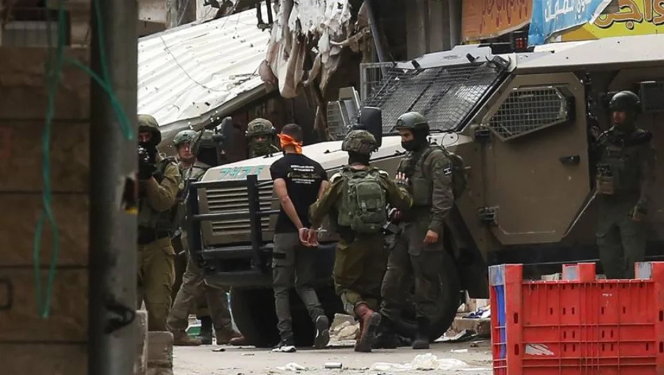 قوات العدو تشن حملة اعتقالات واسعة في الضفة والقدس
