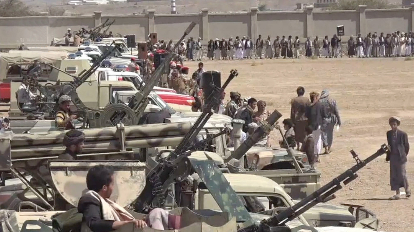 وقفة قبلية في بلاد الروس بصنعاء إعلانًا للجهوزية والنفير العام