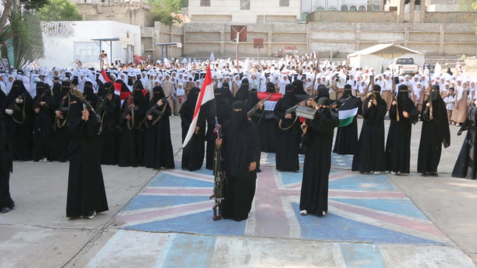 وقفة لطالبات مجمع 30 نوفمبر في مديرية صالة بتعز تأييدا لخيارات السيد القائد