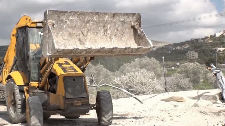 العدو الصهيوني يخطر بهدم 8 منشآت تجارية قرب عرابة جنوب جنين