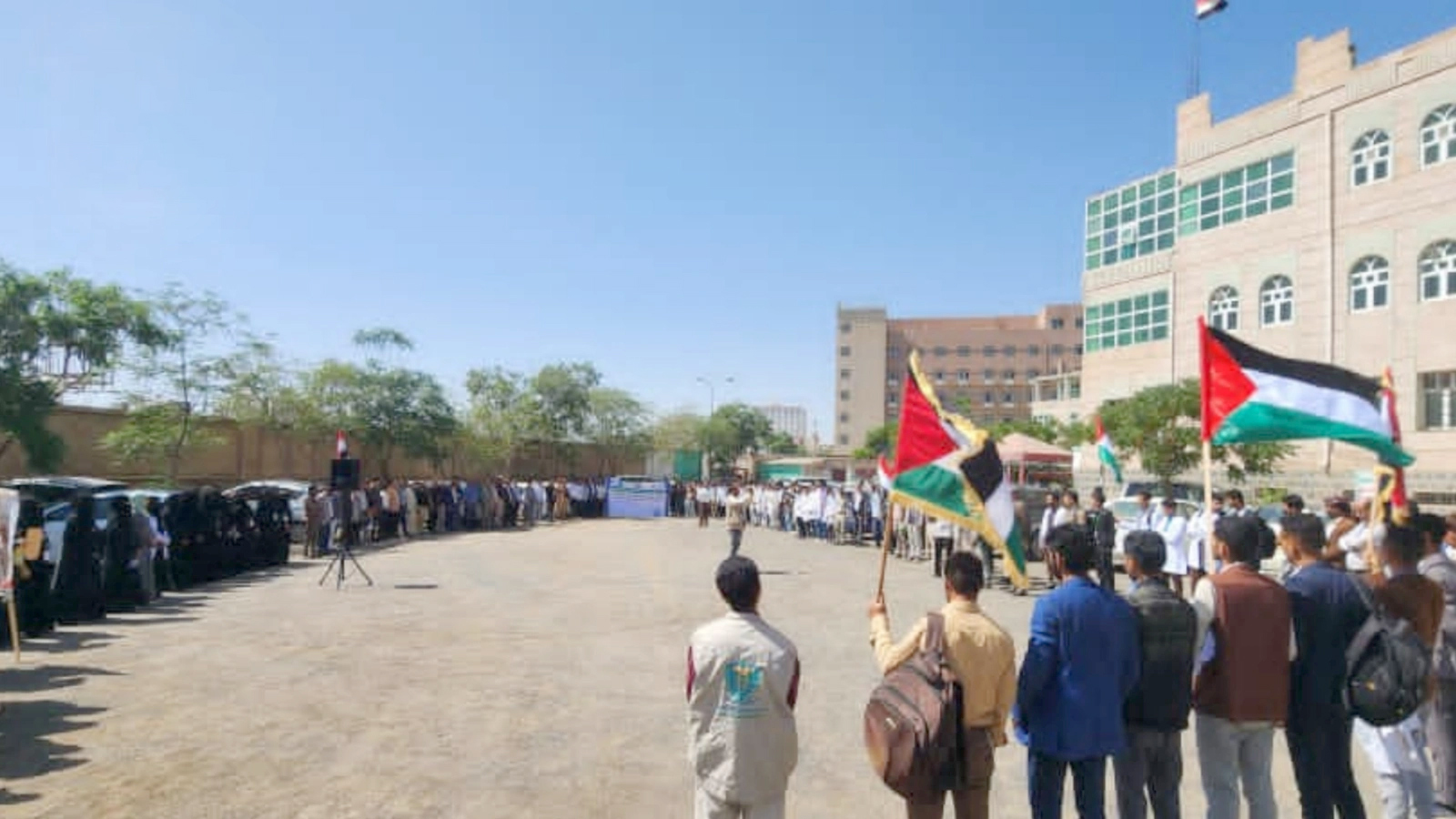 منتسبو جامعة 21 سبتمبر ينددون بالعدوان السعودي على مطار صنعاء