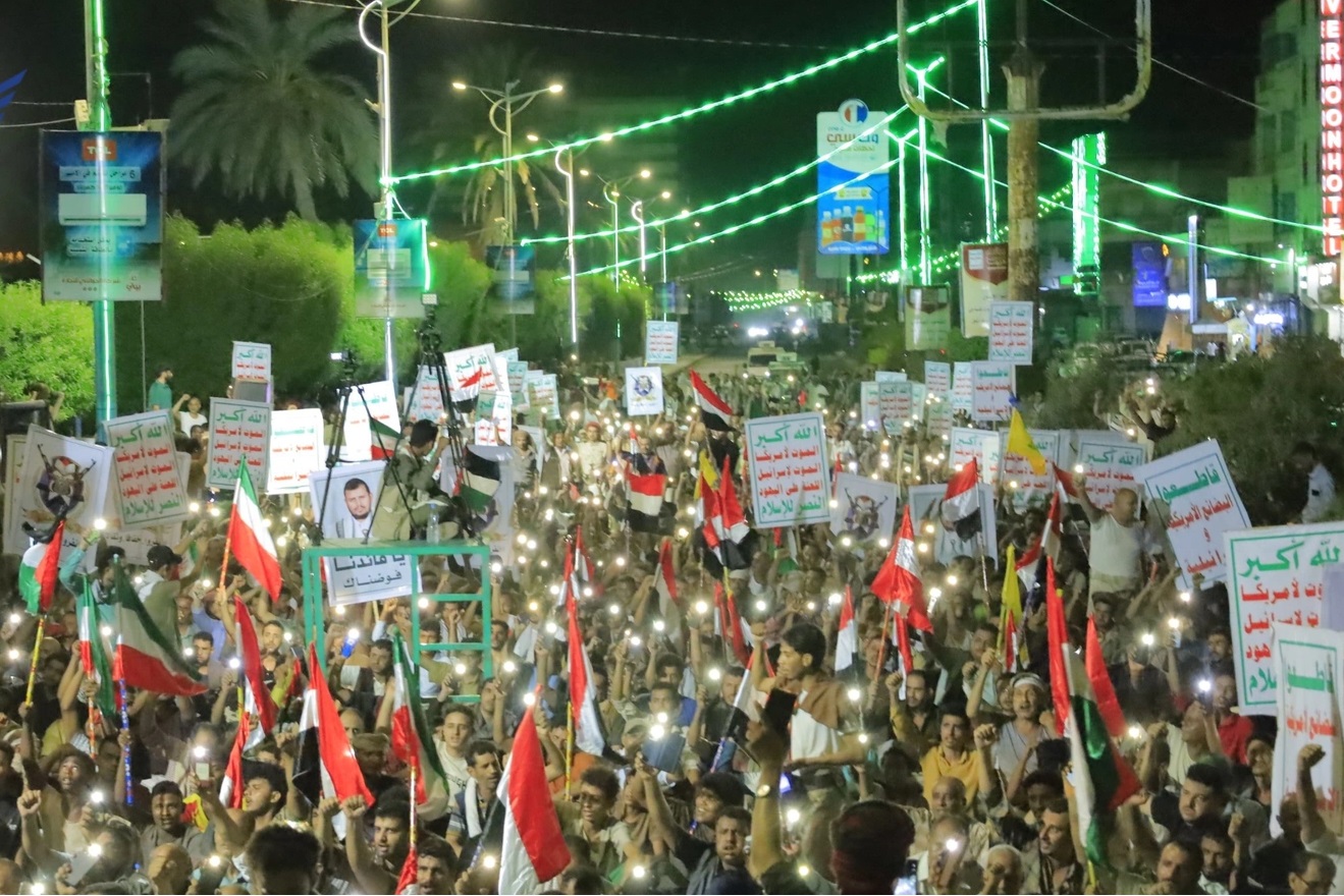 الحديدة.. مسيرة ليلية تأييدًا لإعلان القوات المسلحة حظر الملاحة البحرية على العدو السعودي