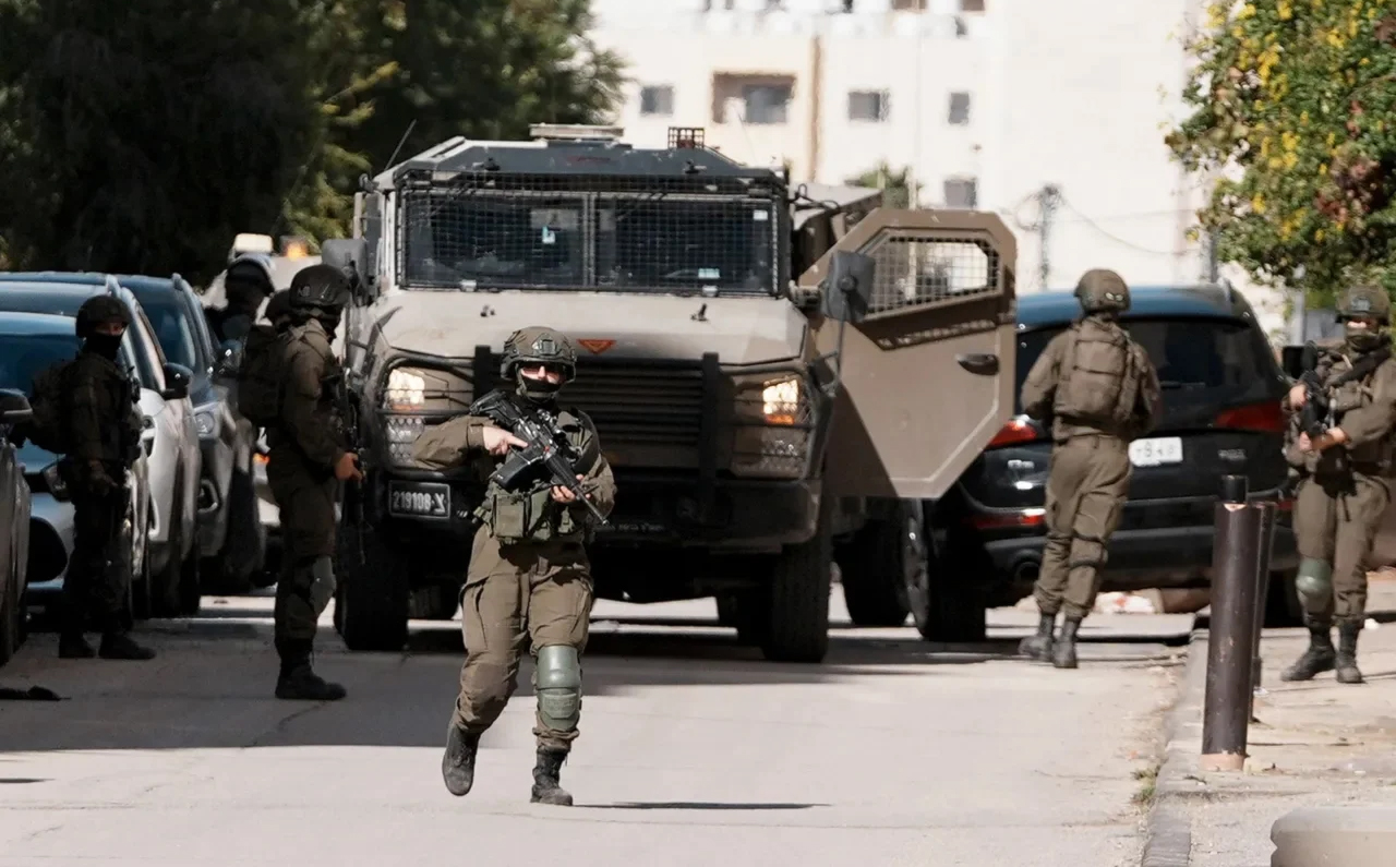 العدو الصهيوني يشن اعتداءات واعتقالات واسعة في الضفة الغربية