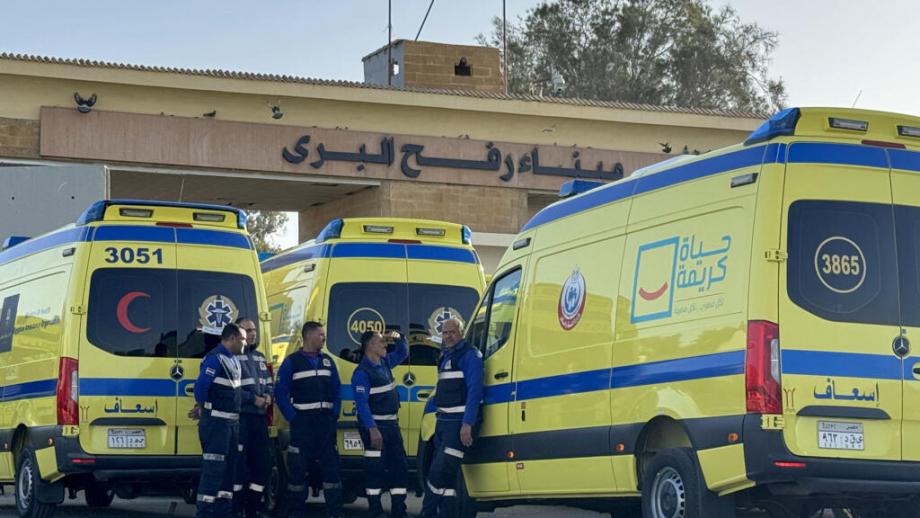 مغادرة 77 مريضًا مع مرافقيهم عبر معبر رفح جنوبي غزة