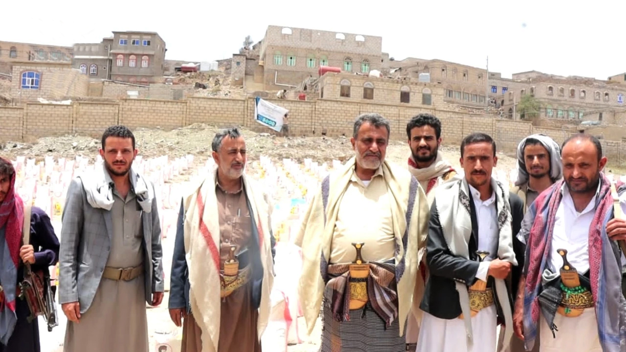 محافظ البيضاء يدشن توزيع خمسة آلاف سلة غذائية للأسر المحتاجة
