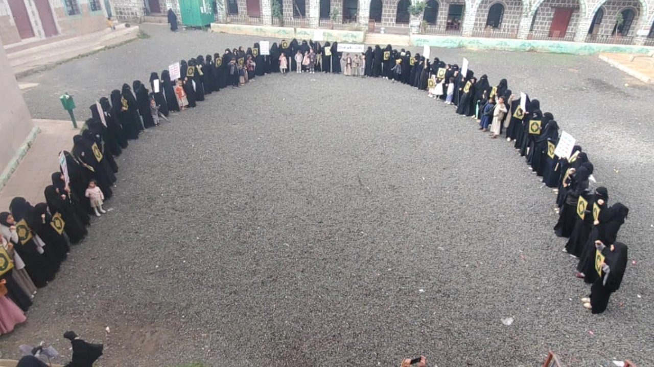 وقفة نسائية في شبام كوكبان بالمحويت تأييدًا لمعادلة "الحصار بالحصار"