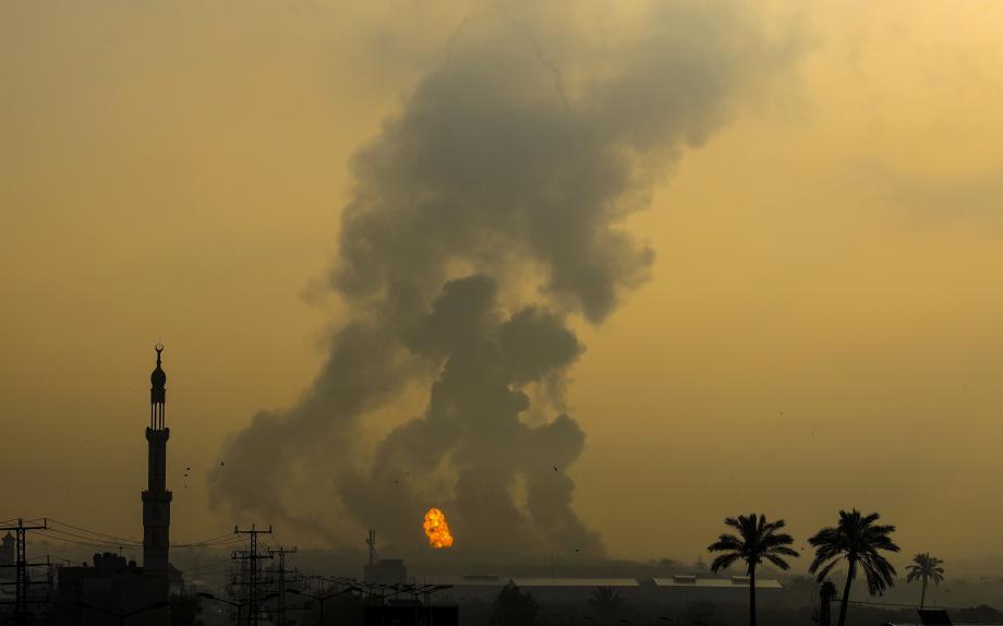 العدو الصهيوني يستهدف مناطق متفرقة في قطاع غزة