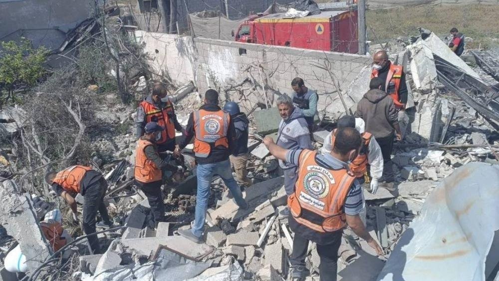 انتشال رفات 19 شهيدًا من أنقاض عمارة مدمرة في غزة
