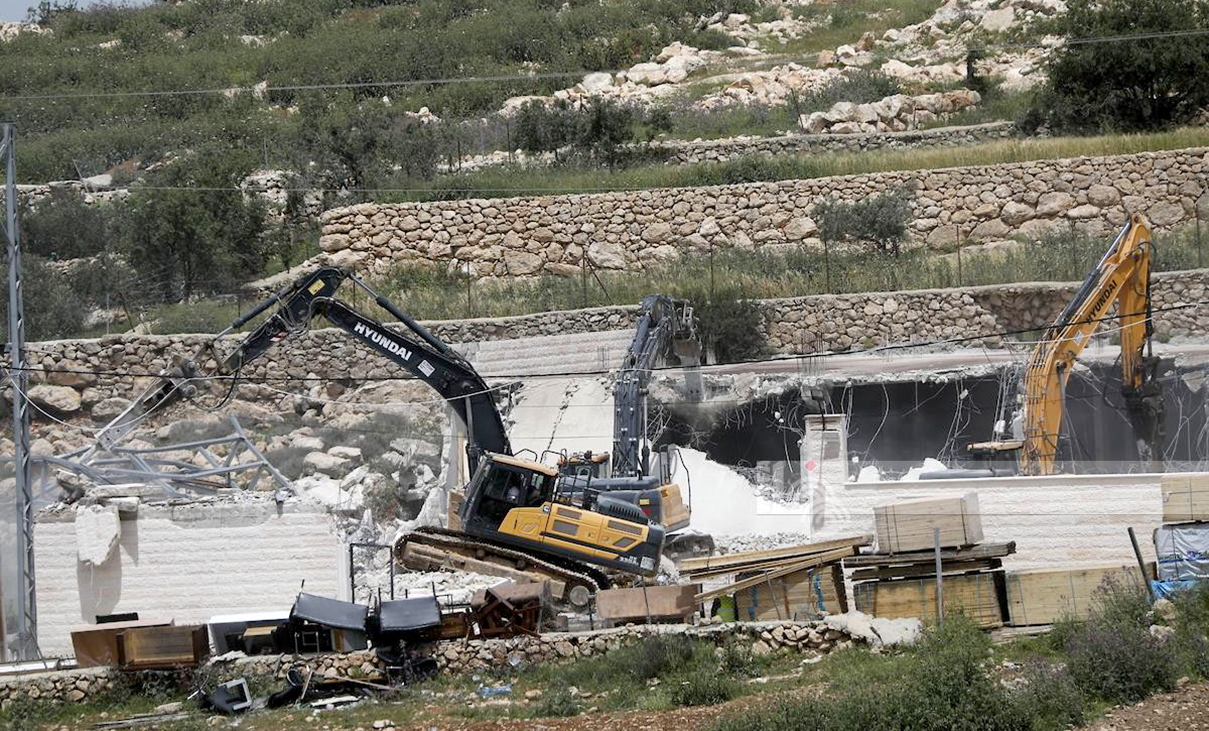 قوات العدو تهدم منزلا من طابقين في قلنديا شمال القدس