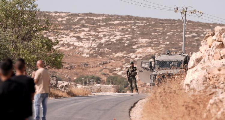 العدو يحتجز 3 شبان وينكل بهم على مدخل قرية المغير شمال شرق رام الله