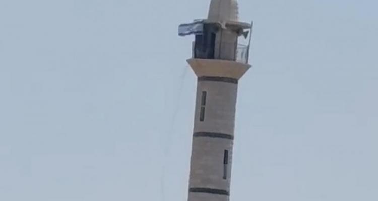 العدو الصهيوني يرفع علمه فوق مئذنة مسجد أبو عبيدة بالتزامن مع استمرار عدوانه على نور شمس
