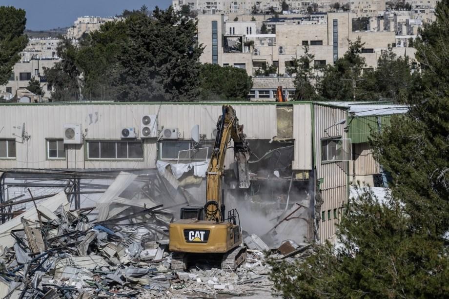 العدو الصهيوني يبدأ إخلاء وهدم مجمع لـ"الأونروا" في كفر عقب شمال القدس المحتلة