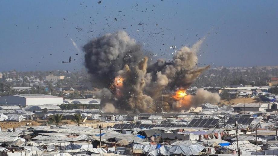العدو يستهدف قطاع غزة بالطيران الحربي والقصف المدفعي