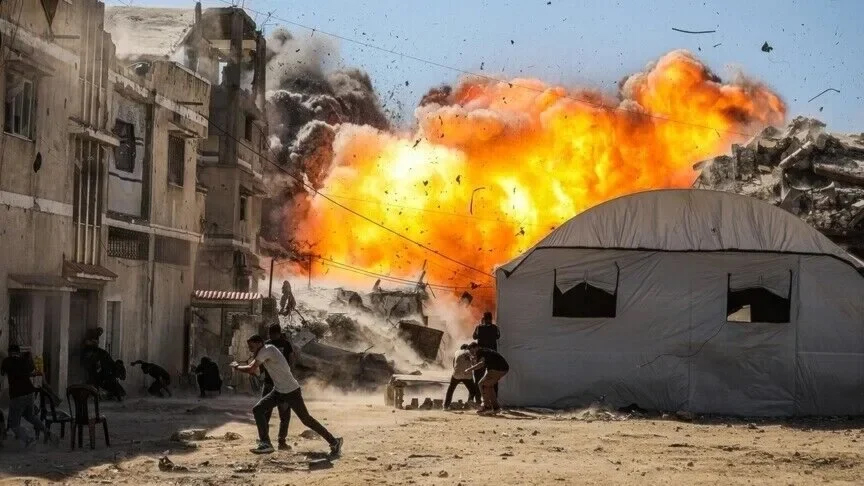 العدو الصهيوني يكثف عدوانه براً وبحراً وجواً على قطاع غزة
