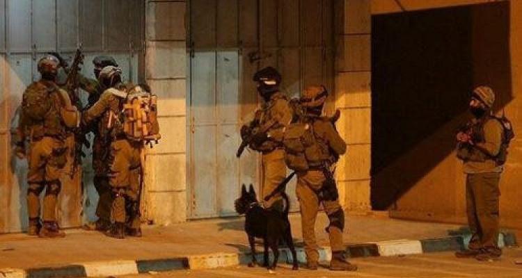 العدو يقتحم مدينة البيرة وعدة قرى وبلدات في المحافظة