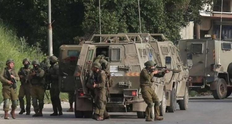 قوات العدو تداهم محالًا تجارية في طولكرم