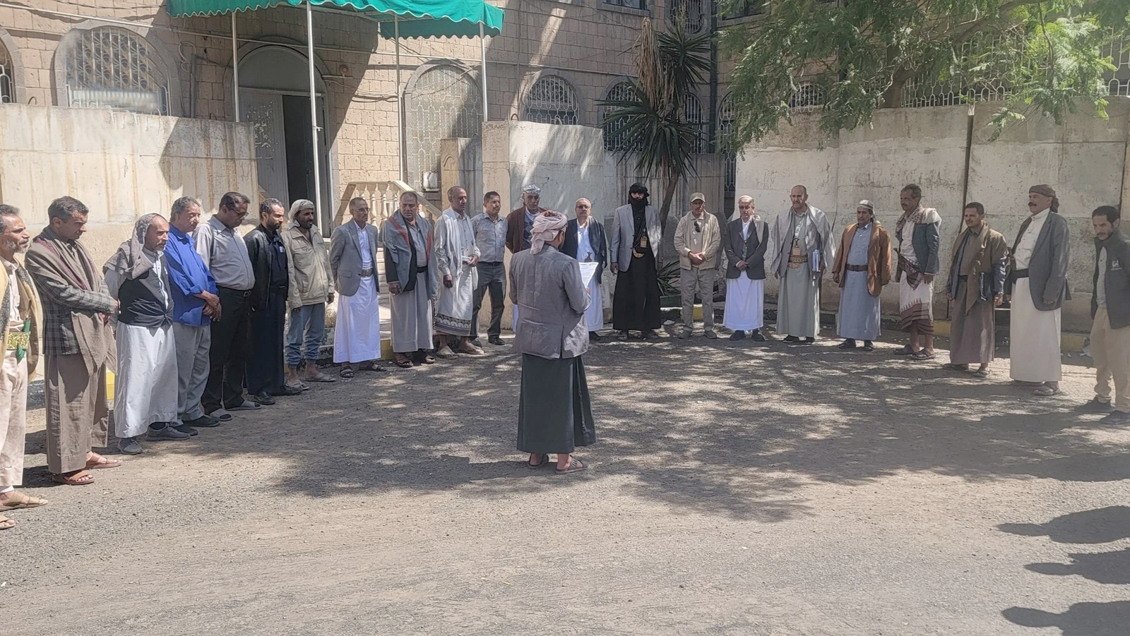 اللجنة العليا للانتخابات تُنظم وقفة انتصارًا لمظلومية الشعب اليمني ورفضًا للعدوان والحصار