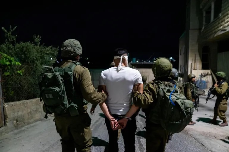 العدو يعتقل 36 فلسطينيًا ويحتجز العشرات في الضفة المحتلة