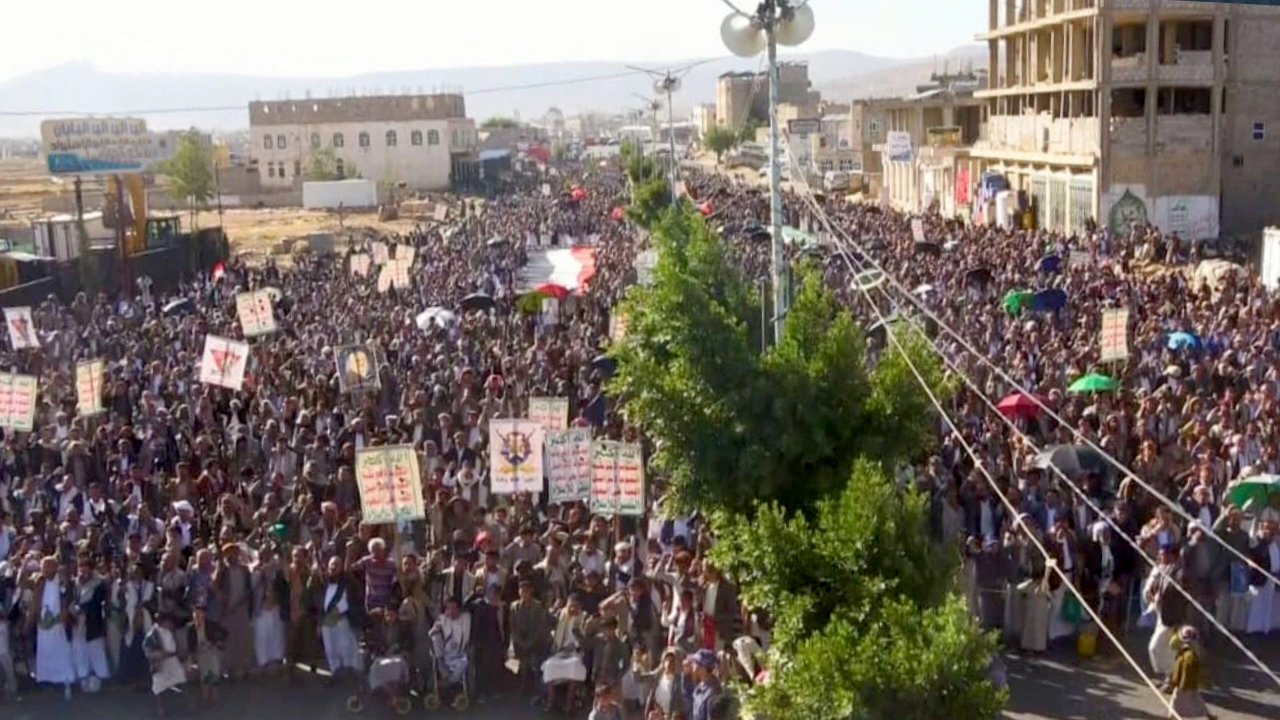 خروج جماهيري بعمران نصرة لفلسطين واستنفارا في مواجهة العدوان السعودي