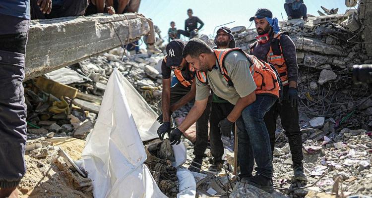 "الصليب الأحمر" يحذر من تراجع فرص التعرف إلى جثامين المفقودين تحت أنقاض غزة