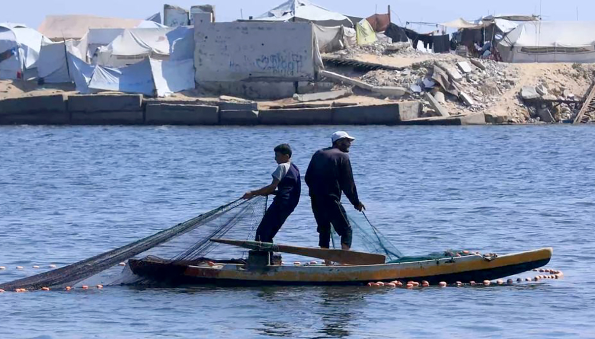 إصابة صيادين اثنين بنيران العدو الصهيوني قبالة ساحل غزة