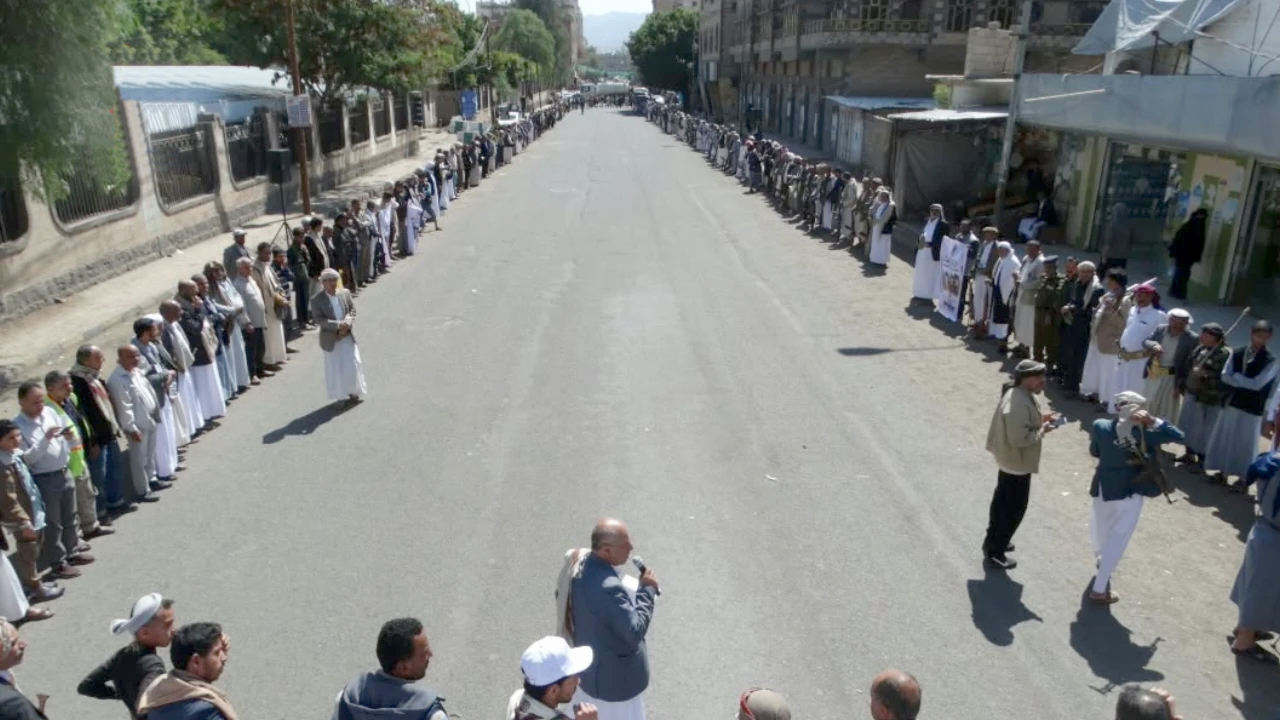 وقفة في مديرية الثورة بالأمانة تنديداً بجرائم العدو السعودي وتأكيد الجهوزية