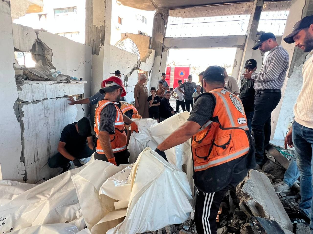 الدفاع المدني بغزة يحذر من بقاء جثامين الشهداء تحت أنقاض القطاع لسنوات