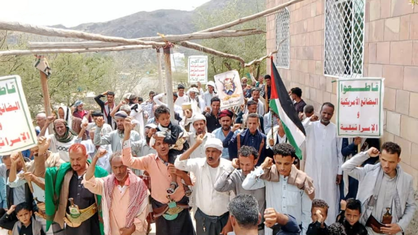 وقفات بتعز تأكيدًا على استمرار النفير والجهوزية ودعمًا للقوات المسلحة