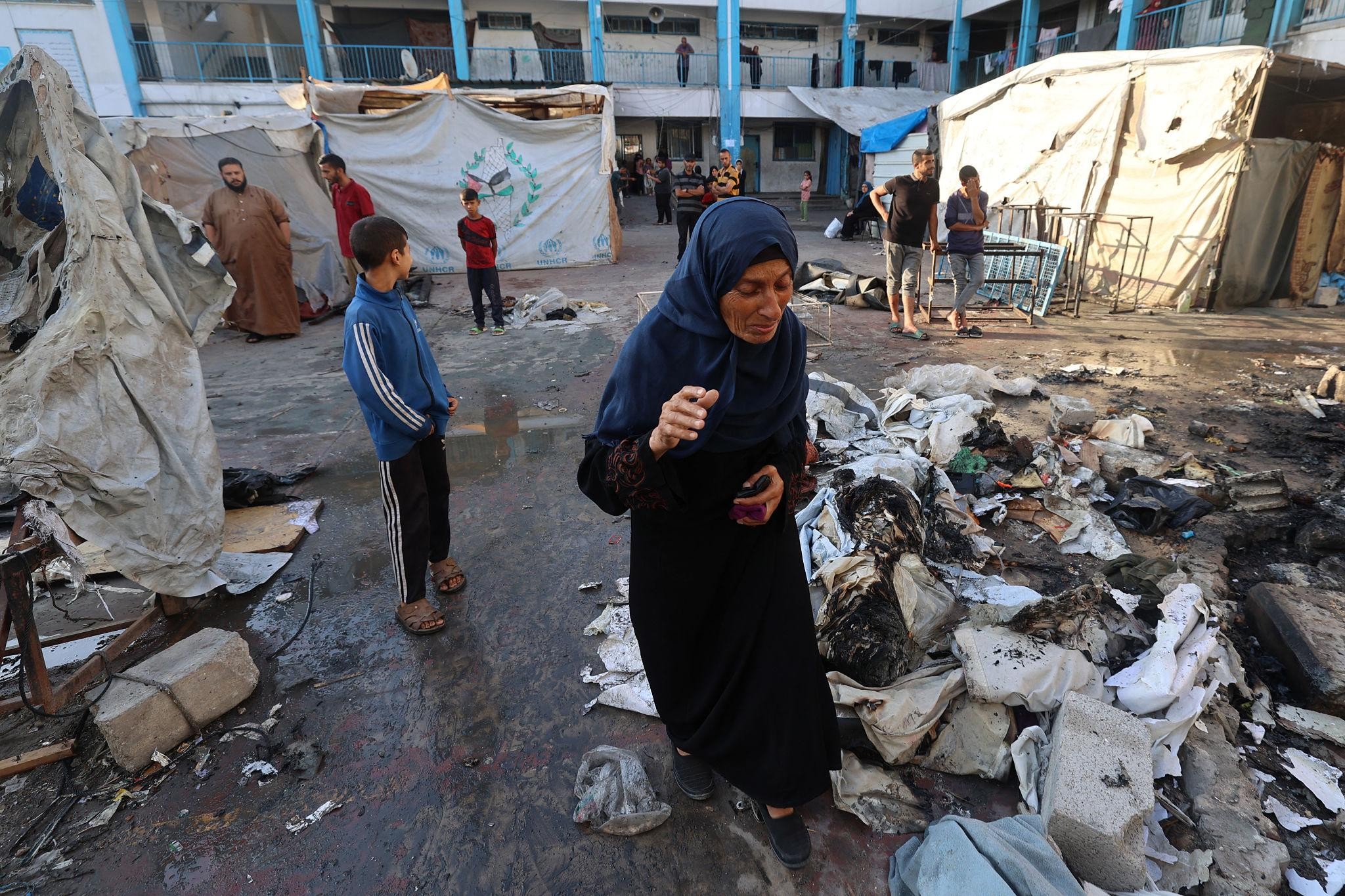العدو الصهيوني يحرق مخيمًا للنازحين شرقي غزة ويشرّد أكثر من 800 فلسطيني