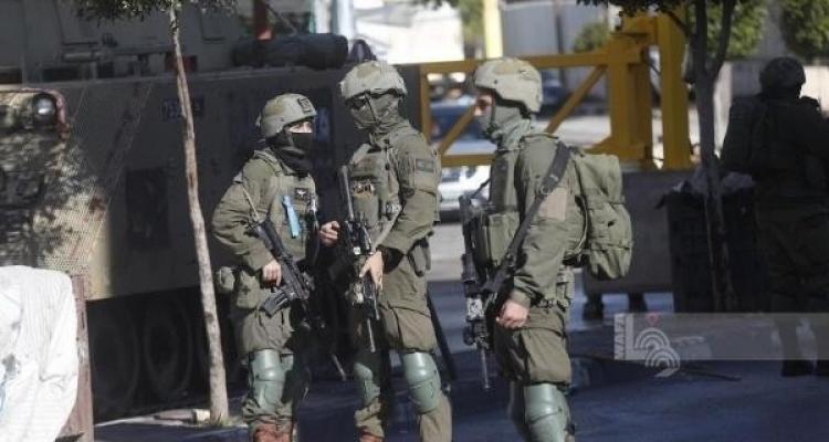 العدو يطرد عائلتين من منزليهما في طولكرم ويحوّلهما إلى ثكنة عسكرية