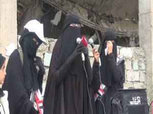 وقفة إحتجاجية للقطاع النسائي بسنحان تأييداً للإتفاق السياسي بين المكونات الوطنية