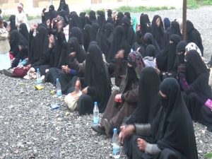 وقفة إحتجاجية للقطاع النسائي بسنحان تأييداً للإتفاق السياسي بين المكونات الوطنية